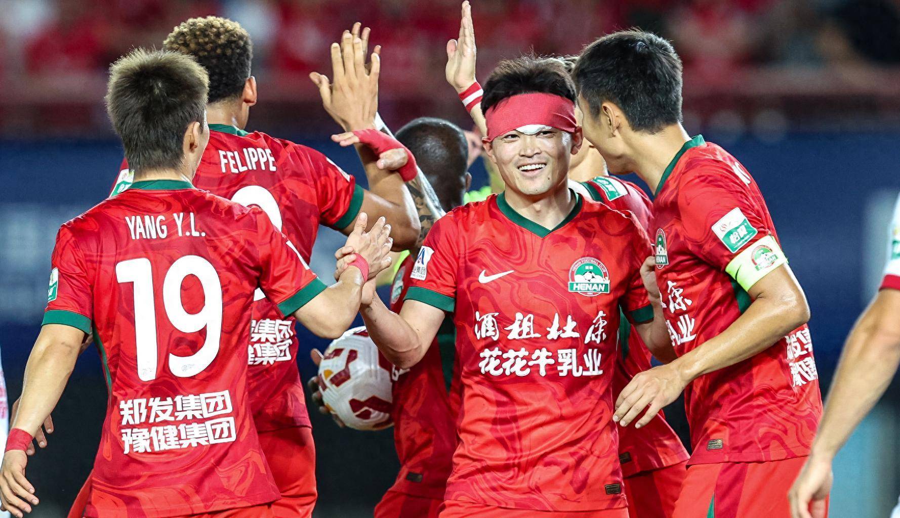 壹号娱乐包含足总杯赛程吃紧，成都蓉城关键时刻内部沟通，更衣室稳定，赛季目标并未改变的词条