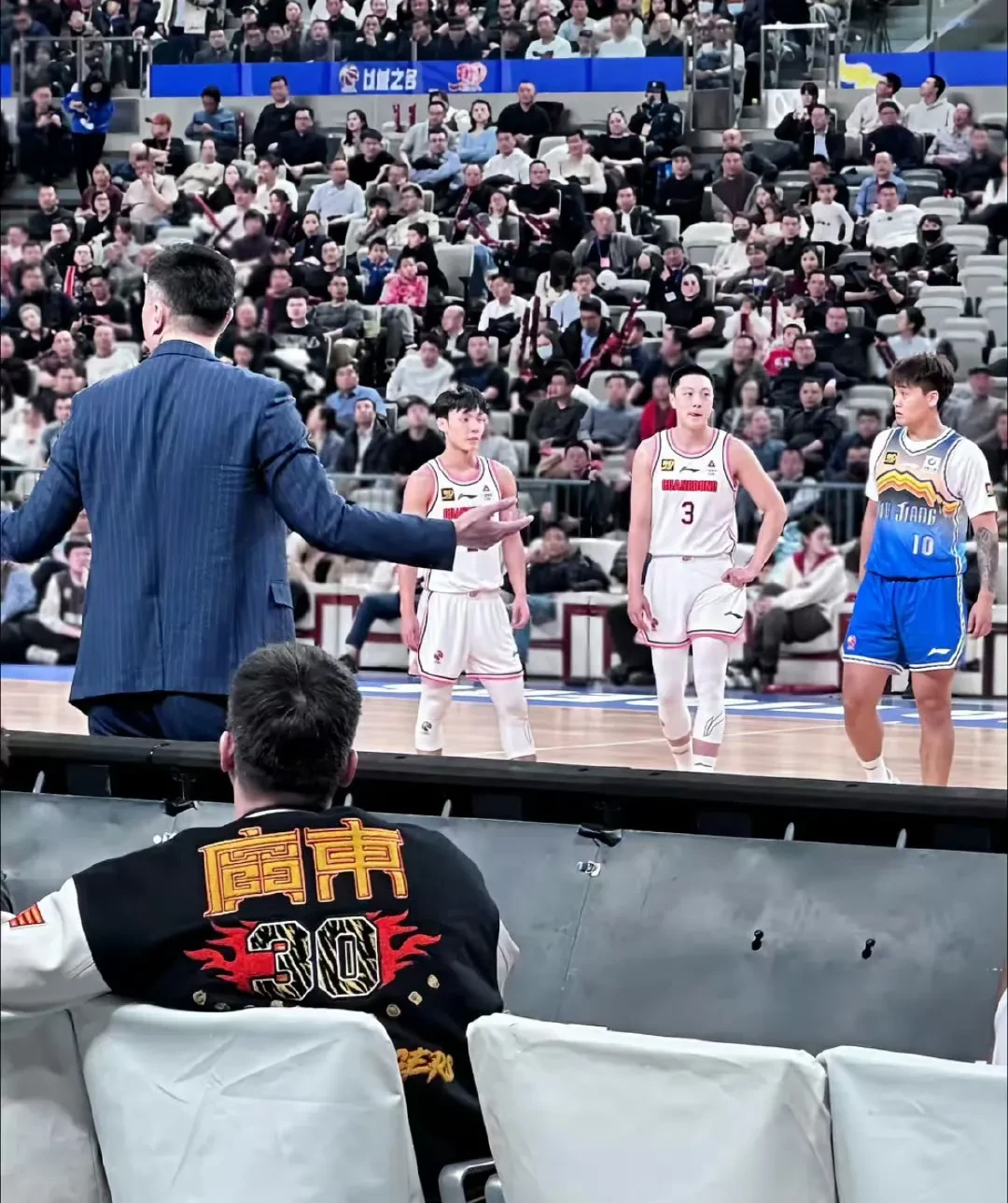 壹号娱乐官网app下载包含广东宏远发布备战花絮，国际比赛日单刀错失，NBA常规赛任务艰巨，更衣室氛围转暖的词条